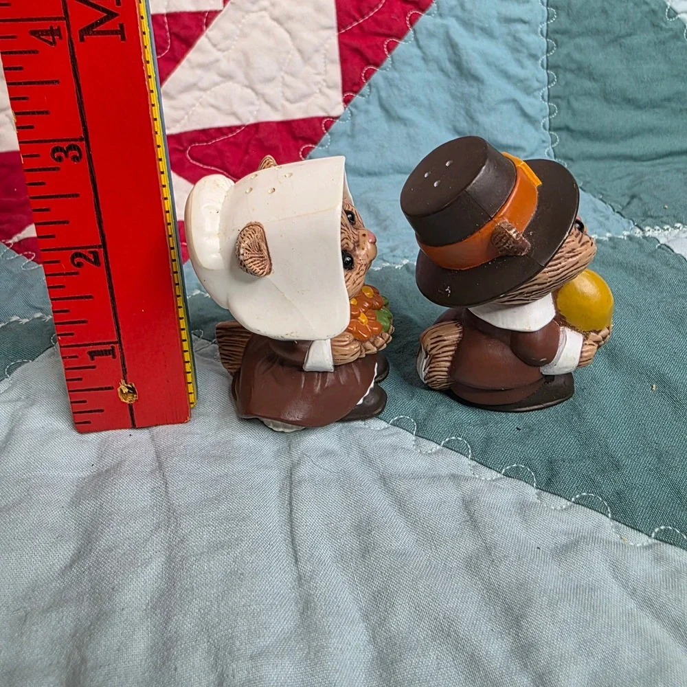 Hallmark Thanksgiving Squirrel Pilgrim Salt and Pepper Shakers Brown